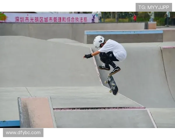 深圳滑板队的成长之路：攀岩联赛中的奋斗与荣耀