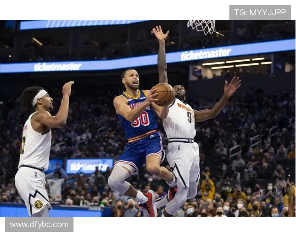 开拓者迎战勇士 强强对决展现NBA精彩对抗精彩瞬间